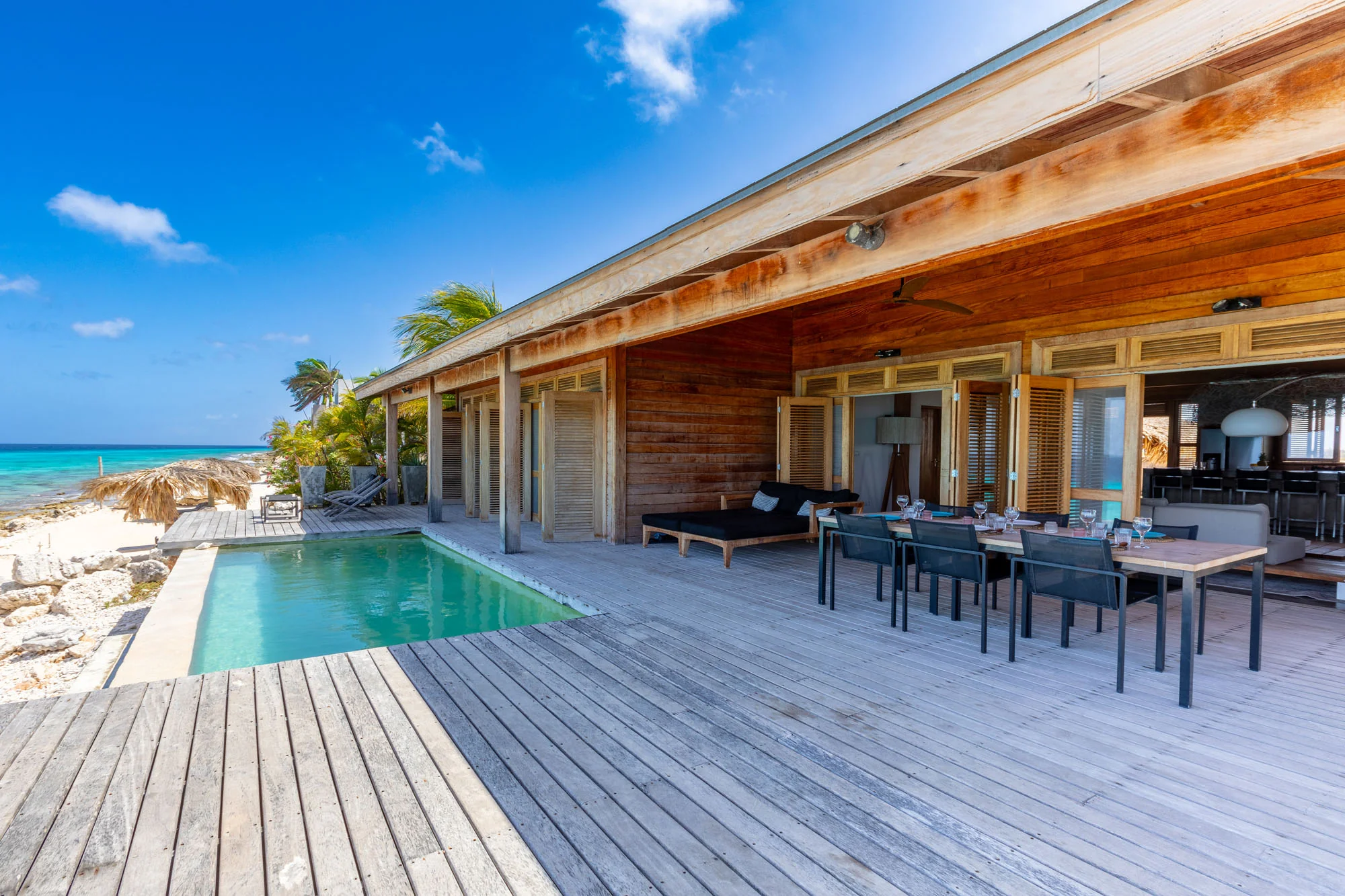 Zelfde fotoreportage: de strandvilla met eigen zwembad, het decor waar merkauthenticiteit zich moet bewijzen