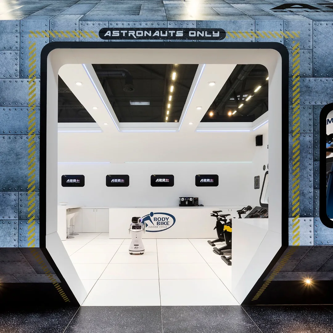 De ingang van de stand met het opschrift Astronauts only, een witte sluis naar het interieur.