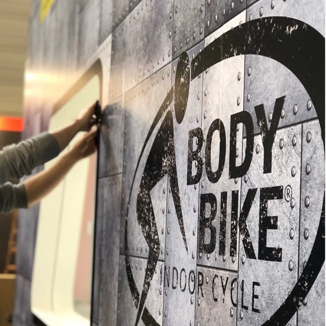 Het BODY BIKE-logo wordt tijdens de opbouw op de stalen romp van het ruimteschip geplakt.