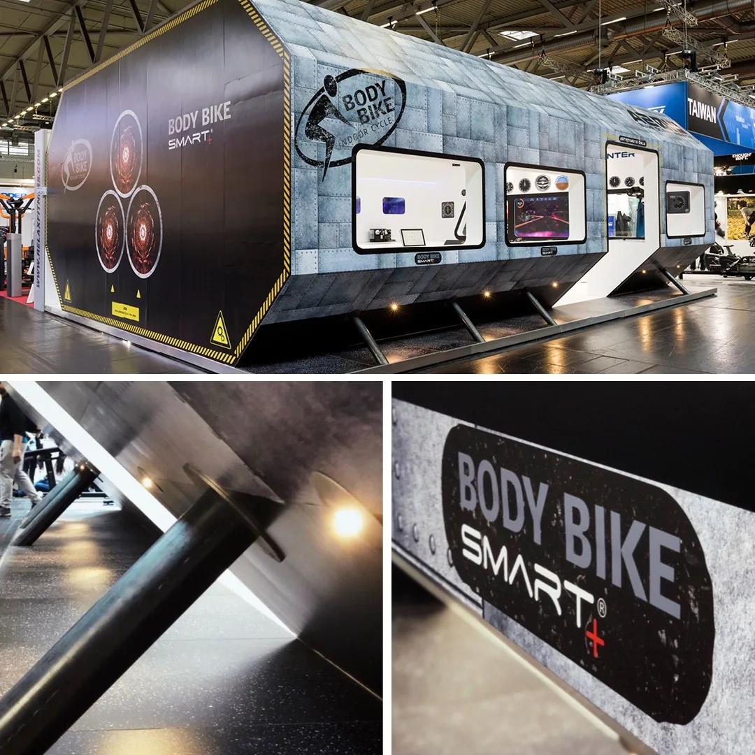 De BODY BIKE-stand op de FIBO 2019 in de vorm van een ruimteschip, met een stalen romp vol klinknagels en het SMART-logo op de zijkant.