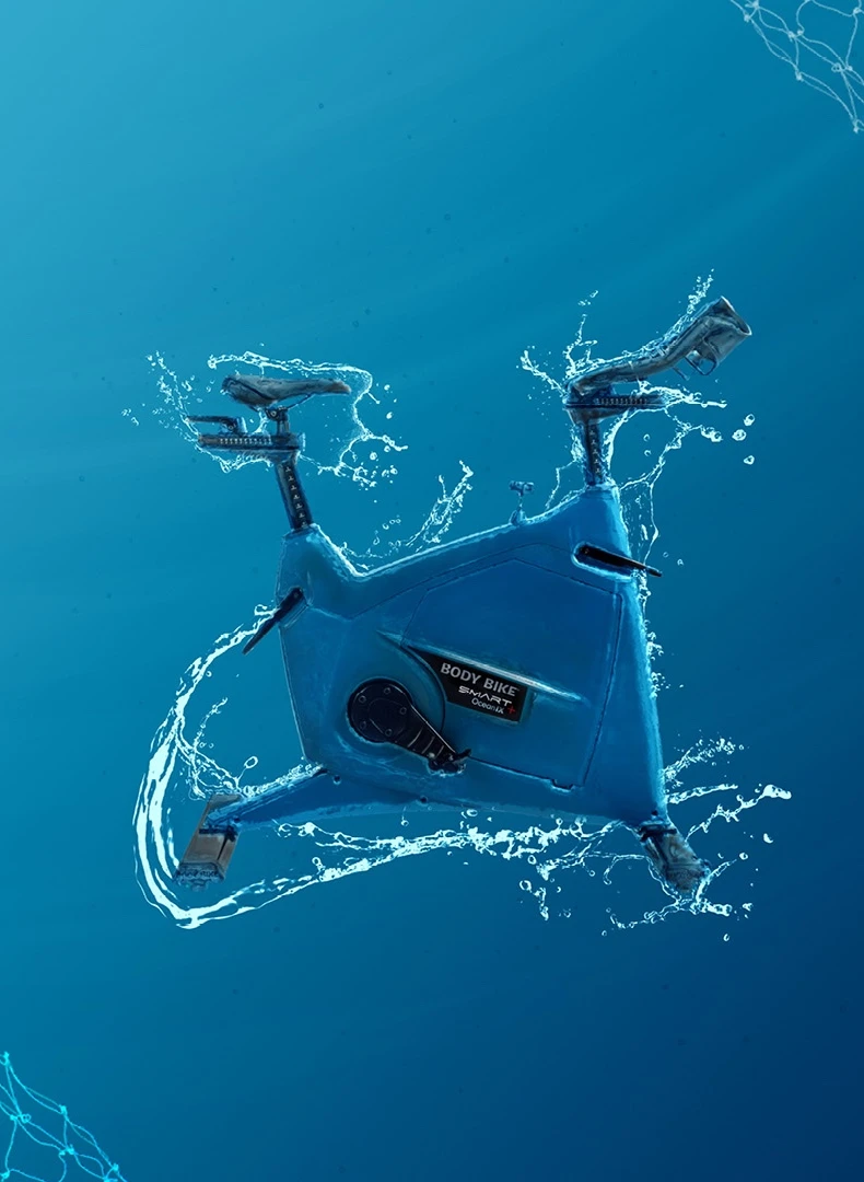 De blauwe OceanIX-fiets van BODY BIKE zwevend onder water, omringd door spetters.