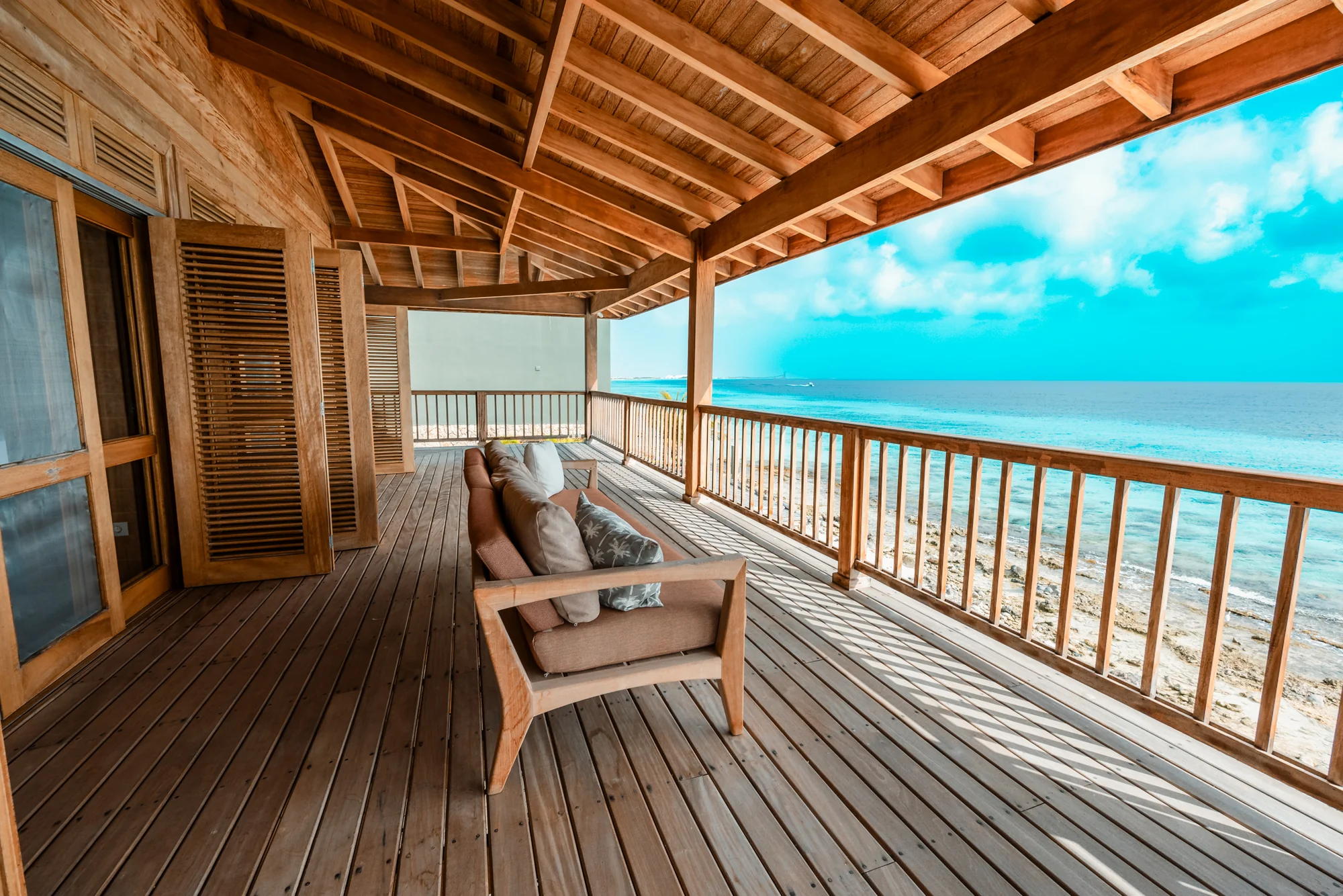Eigen fotografie van Peter van der Steege: overdekt terras van een eco beach house op Bonaire, luxe die op gevoel is gebouwd, niet op prijs