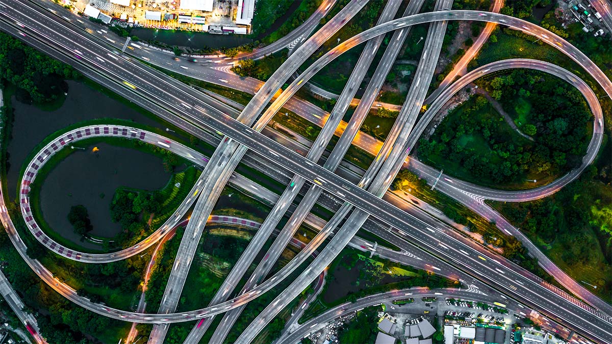Luchtfoto van een chaotisch verknoopt klaverblad aan snelwegen, de metafoor voor een merkenportfolio dat organisch groeide zonder architectuur
